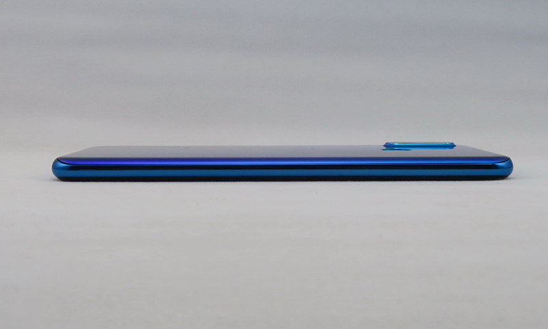 左側面は何もボタン類がない。カメラの突起もそれほど大きくないが、できれば、カバーを装着して利用したい