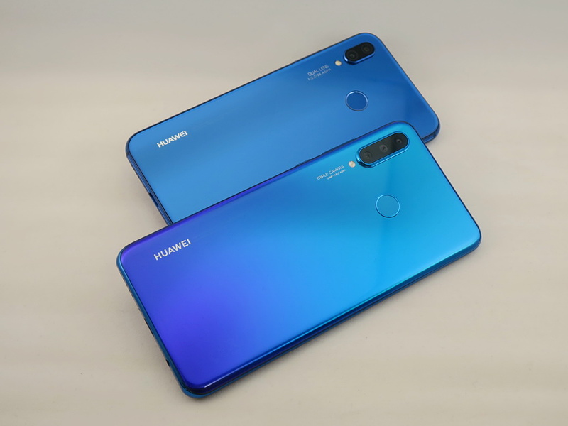 HUAWEI P30 lite（手前）とHUAWEI P20 lite（奥）の背面。カメラ部の大きさ（長さ）などが異なるほか、背面の角のラウンド処理も異なる