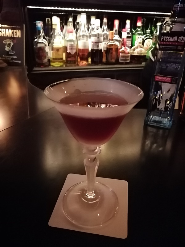 おなじみの薄暗いバーでの撮影。暗いところでもしっかりと撮影できている