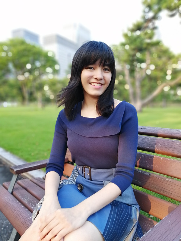 背景をぼかしながら、人物を撮影モデル：<a href="http://bonbon-famin.com/cn2/g01.html">るびぃ</a>（ボンボンファミンプロダクション）