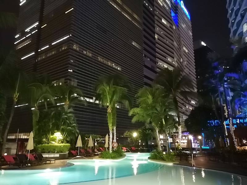 夜のライトアップされたプールを撮影。背後の建物も含め、明るく撮影できている