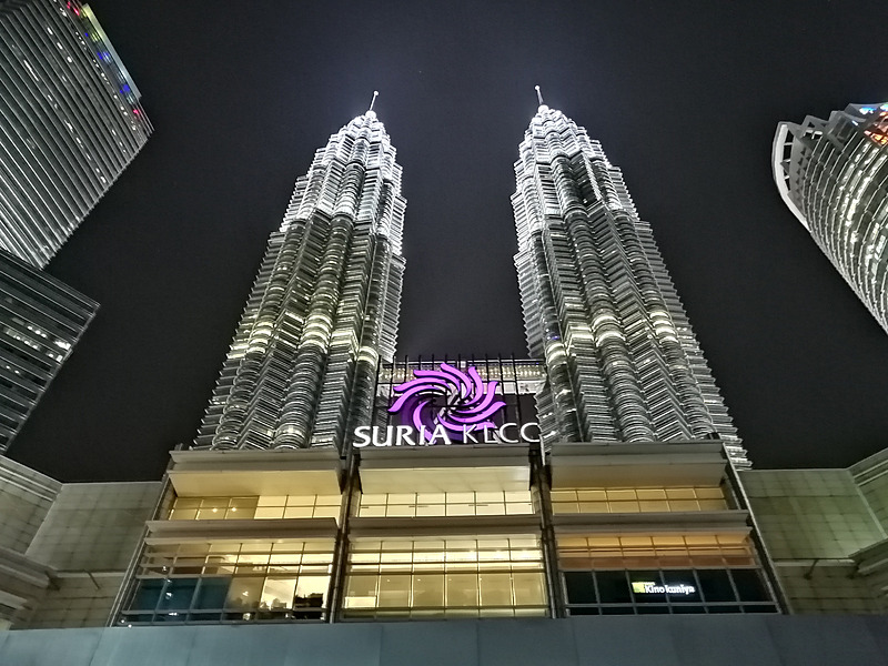 ライトアップされた建物を撮影。非常に美しく撮影できており、夜景の撮影が楽しくなる印象