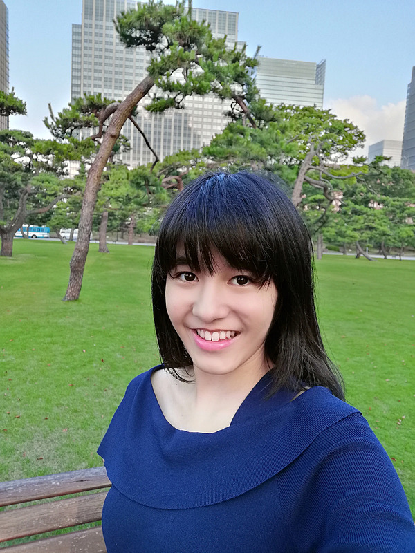 インカメラで自分撮り。標準設定のままでは背景をあまりぼかさずに撮影する