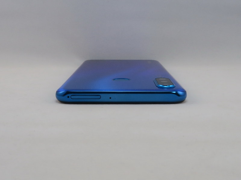 上部にはピンでトレイを取り出すタイプのSIMカードスロットを備える。ピンを挿すのは外側の穴。間違えで内側の穴に挿さないようにしたい