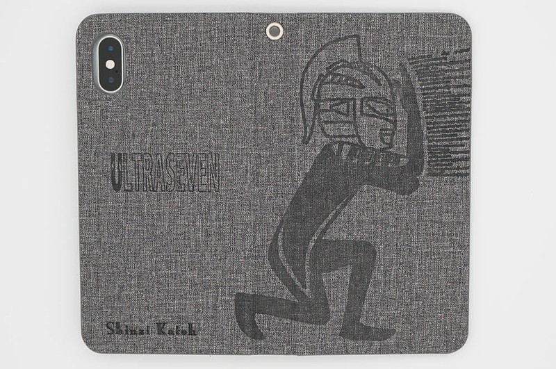 ウルトラセブンのワイドショットはスペシウム光線に似ているが、左手は右肘の下に添えるような形で、光線の出る幅が広い。エメリウム光線、アイスラッガーに並ぶセブンの必殺技である