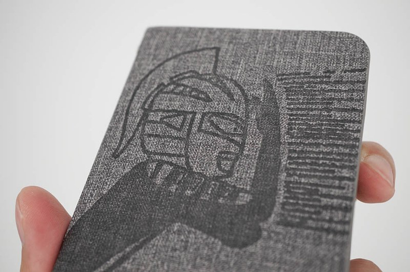 表面はファブリック地で上品な感じになっている。内側には定番のカードポケットもある