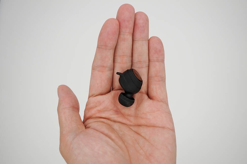 NT110 WATER PROOF TRUE WIRELESS STEREO EARPHONES。イヤフックなどがないシンプルかつコンパクトなデザイン