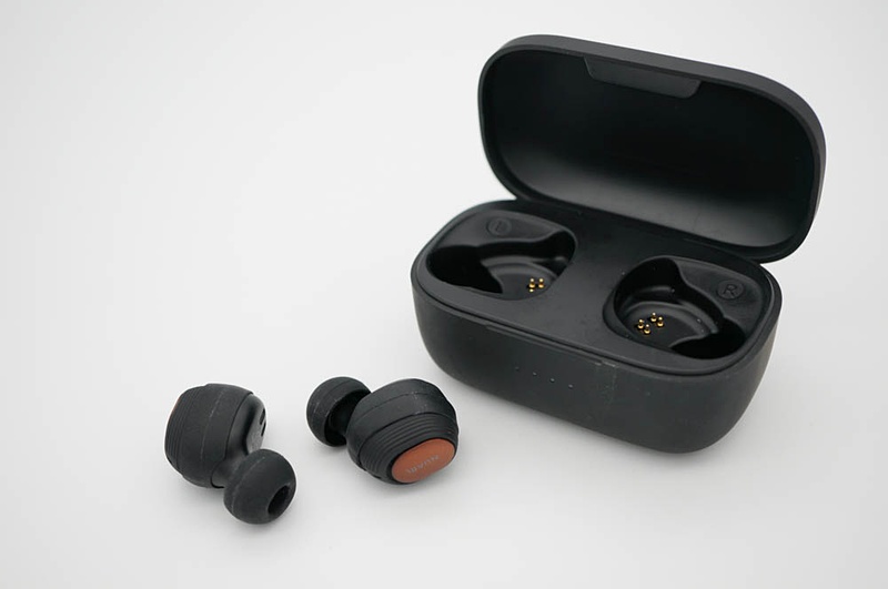 充電ケースもバッテリー内蔵で、移動中などに簡易充電ができる