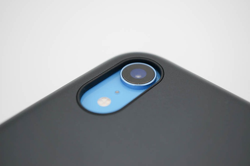 iPhone XRだとカメラ周りにややiPhone本体の色が見える感じになる