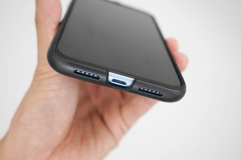 底面やサイレントスイッチ周辺もiPhoneの地の色が少し見える