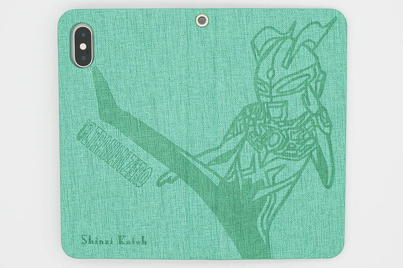 ウルトラマンゼロだけハイキックが裏面まで回っているというダイナミックな構図。最近のウルトラマンで、セブンの実子。50年以上続くシリーズだけに、設定とか血縁が膨大な上にときどき変更されるから追い切れない……