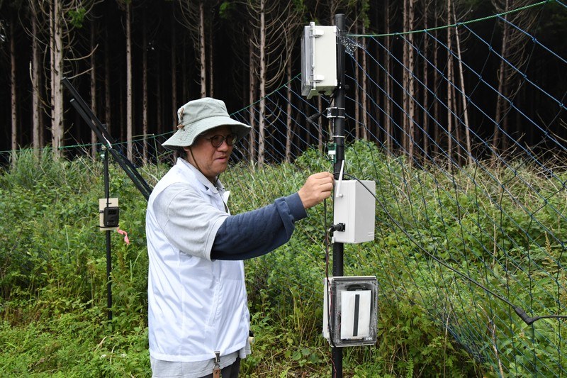 中段の白い箱がアグリゲーター。上下にある機器は予備実験で使われた物