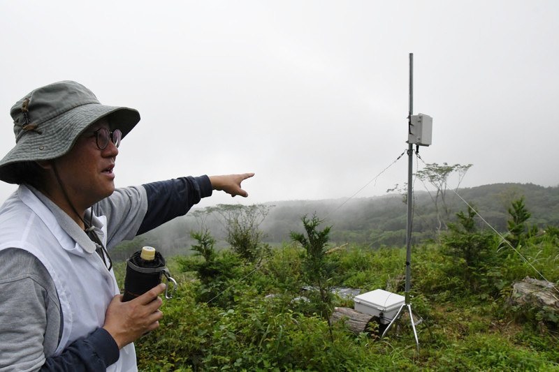 右奥に立っている物がゲートウェイ装置。LTE通信が可能な場所を選んで設置されている。