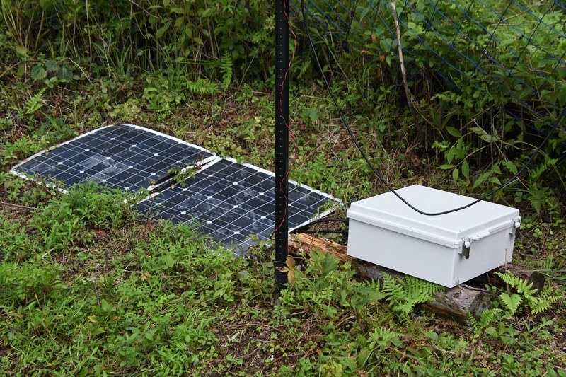 地面に設置されたソーラーパネルとバッテリー