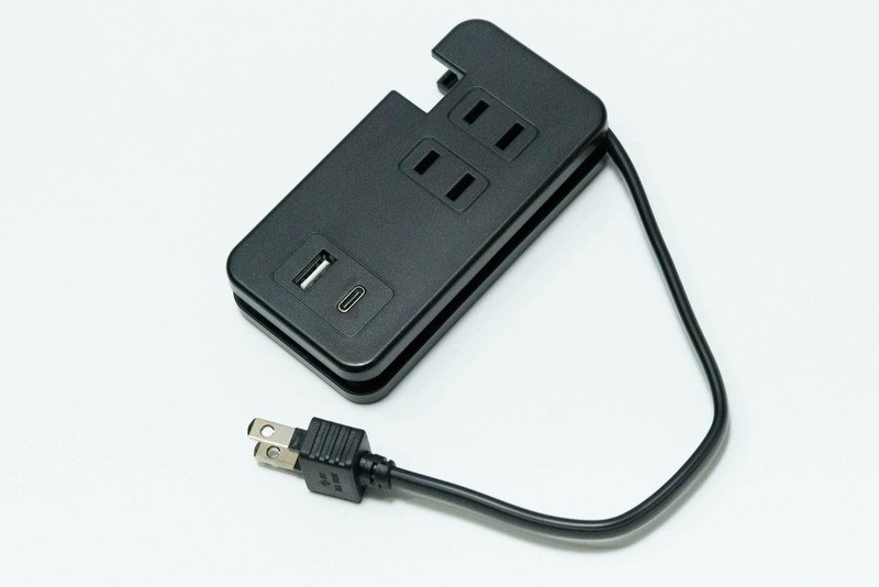 電源コンセントを3つ、USB Type-Aポートを1つ、さらにUSB Type-Cポートを1つ備える。3つ目の電源コンセントは裏面にある