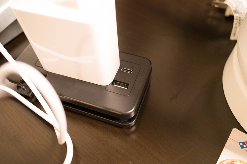 本体が小さいため、差し込むACアダプターの大きさによっては干渉してしまう場合があるのが弱点