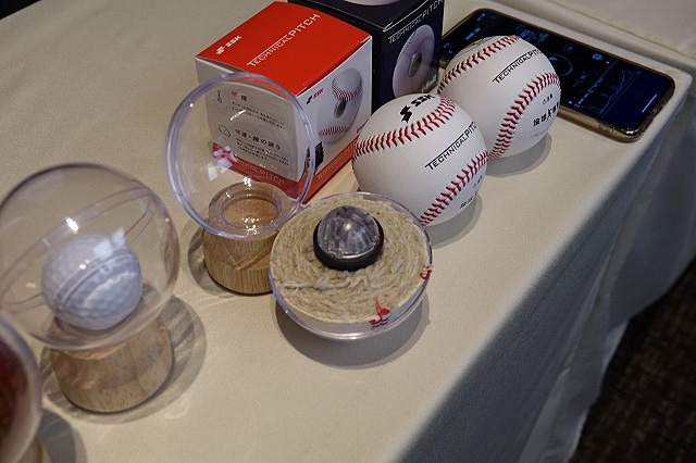 野球ボールのカットモデル。中央に見える半透明の球体がセンサー