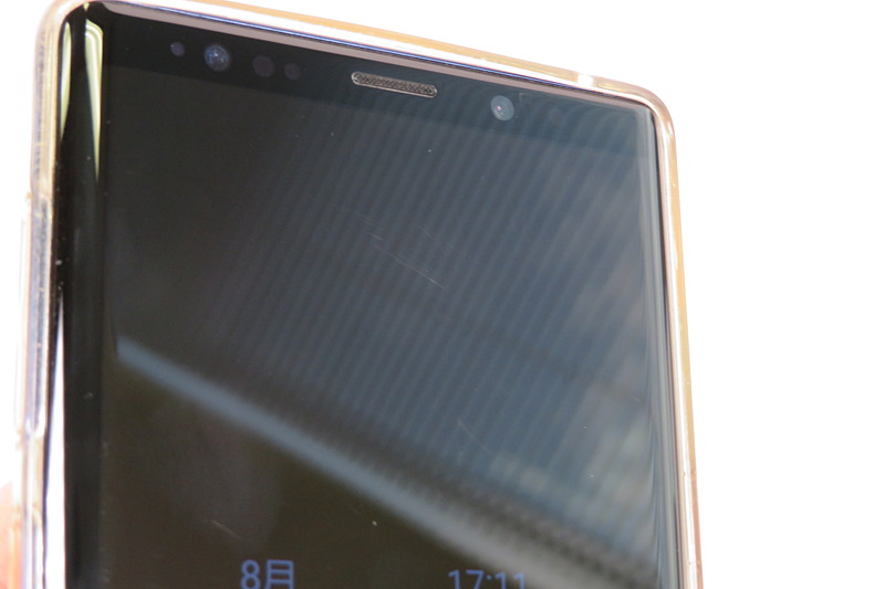 画面のキズ。画面を点灯させていれば目立たたずスリープ状態でうっすら見える程度です