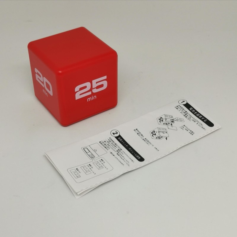 パッケージには本体と取説が付属するが、ほぼ取説は不要なくらい操作は簡単だ