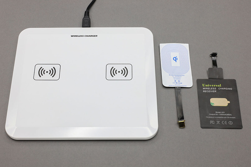 わりと最近買ったサンコーレアモノショップのQi関連品×3品。左から「よくばりチャージャー」（<a href="https://www.thanko.jp/shopdetail/000000003229/" class="strong bn" target="_blank">公式ページ</a>）、「2台同時に置くだけチャージャー（セット品）」（<a href="https://www.thanko.jp/shopdetail/000000002563/" class="strong bn" target="_blank">公式ページ</a>）、「メモバッQiリー」（<a href="https://www.thanko.jp/shopdetail/000000003223/" class="strong bn" target="_blank">公式ページ</a>）。