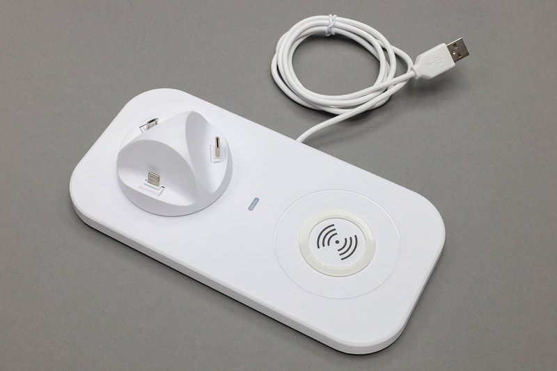 こんな充電ステーションで、同時に4台までの端末類を充電できます。サイズ（実測値）は、約幅200×奥行き100×厚さ10～45mm。Lightning/microUSB/USB Type-Cのコネクタを搭載。複数端末を同時充電する場合、十分な出力があるUSB-ACアダプターに接続しないとそれなりに充電時間がかかります。