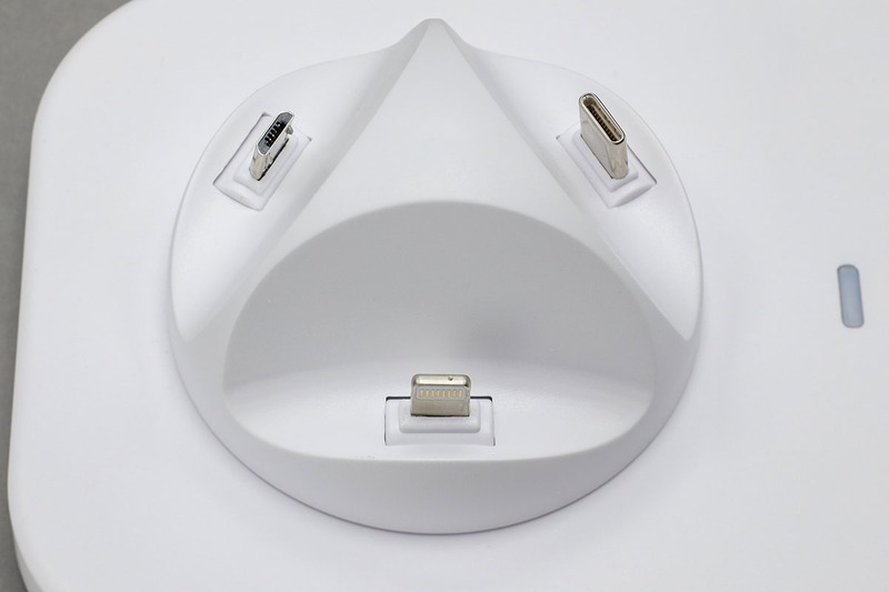 こんな充電ステーションで、同時に4台までの端末類を充電できます。サイズ（実測値）は、約幅200×奥行き100×厚さ10～45mm。Lightning/microUSB/USB Type-Cのコネクタを搭載。複数端末を同時充電する場合、十分な出力があるUSB-ACアダプターに接続しないとそれなりに充電時間がかかります。