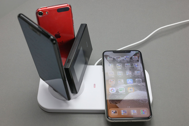 実際に端末をセットした様子。筆者が多用する端末は2台で、どちらもQi充電対応ではありますが、左のような感じで充電しています。これに加え、iPod touchやモバイルルーターを使う場合は、それら端末もセットして同時充電。LEDインジケーターは通電時は青で、Qi充電時は赤で点灯。全体的になかなか実用的です。