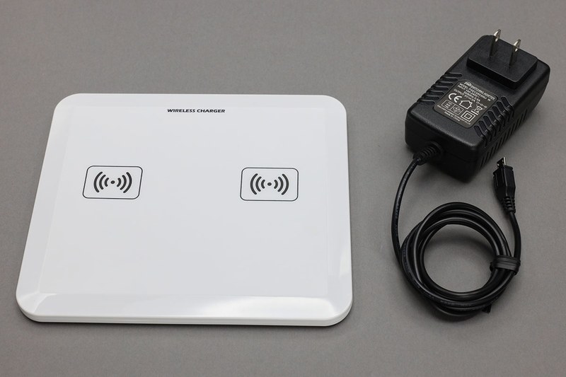 これは「2台同時に置くだけチャージャー用ワイヤレスチャージャー」。サイズは幅170×奥行き150×厚さ10mm。5V/3A出力のACアダプターが付属しています。Qi充電対応端末を2台同時に充電できます。Qi充電中を示すLEDインジケーターのようなものがないのがやや残念です。