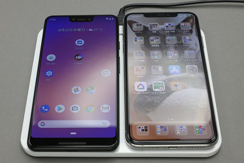 これは「2台同時に置くだけチャージャー用ワイヤレスチャージャー」。サイズは幅170×奥行き150×厚さ10mm。5V/3A出力のACアダプターが付属しています。Qi充電対応端末を2台同時に充電できます。Qi充電中を示すLEDインジケーターのようなものがないのがやや残念です。