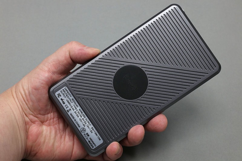 サイズは縦168×横88×厚さ14mm。ちょっと大きめのモバイルバッテリーです。下部にコネクター類が集まっており、バッテリー残量などを示すLEDインジケーターを備えています。モバイルバッテリーへの充電はUSB Type-Cポートを使います。