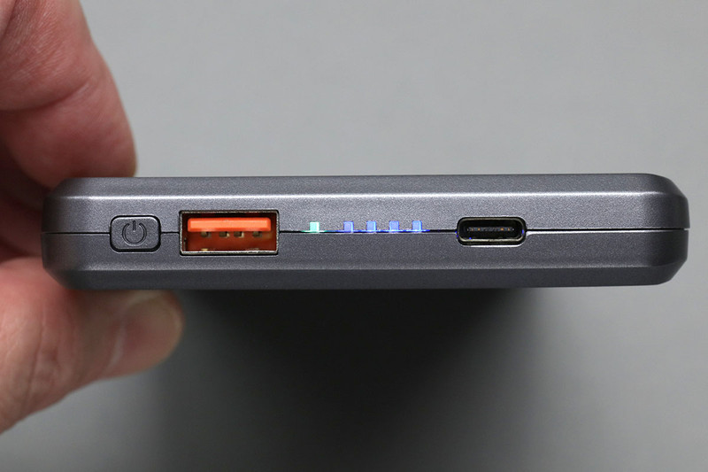 サイズは縦168×横88×厚さ14mm。ちょっと大きめのモバイルバッテリーです。下部にコネクター類が集まっており、バッテリー残量などを示すLEDインジケーターを備えています。モバイルバッテリーへの充電はUSB Type-Cポートを使います。