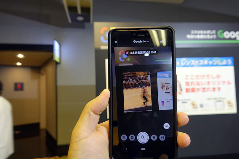 Googleレンズでポスターを認識するとポスター上で動画が表示されるというデモ