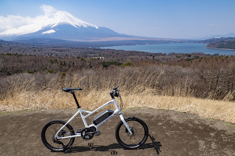 OM-D E-M1 Mark IIとM.ZUIKO DIGITAL ED 12-200mm F3.5-6.3を組み合わせてe-bikeの撮影。左のように広角側（24mm相当）で背景を広く入れつつ自転車を撮ることができます。中央のようにズームを使って背景を整理した撮影も可能。接写にも強いので、右のように自転車パーツのディテールを撮るのもラクです。