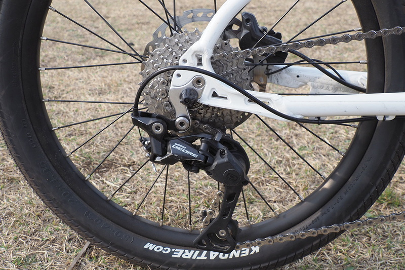 OM-D E-M1 Mark IIとM.ZUIKO DIGITAL ED 12-200mm F3.5-6.3を組み合わせてe-bikeの撮影。左のように広角側（24mm相当）で背景を広く入れつつ自転車を撮ることができます。中央のようにズームを使って背景を整理した撮影も可能。接写にも強いので、右のように自転車パーツのディテールを撮るのもラクです。