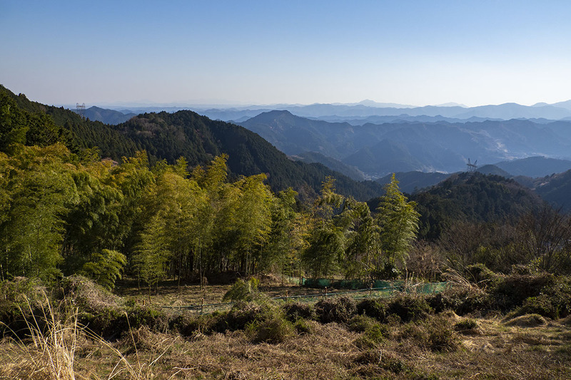 高所から下界を眺めたりするのが好きなんですが、この16.6倍ズームレンズを使うと、広い視野の中にこっそり佇む人工物を見つけたり観察したりできて、非常に愉快。左写真の中央左右に使われていない鉄塔があるんですが、その左側をアップにすると鉄塔がしっかり見えます。