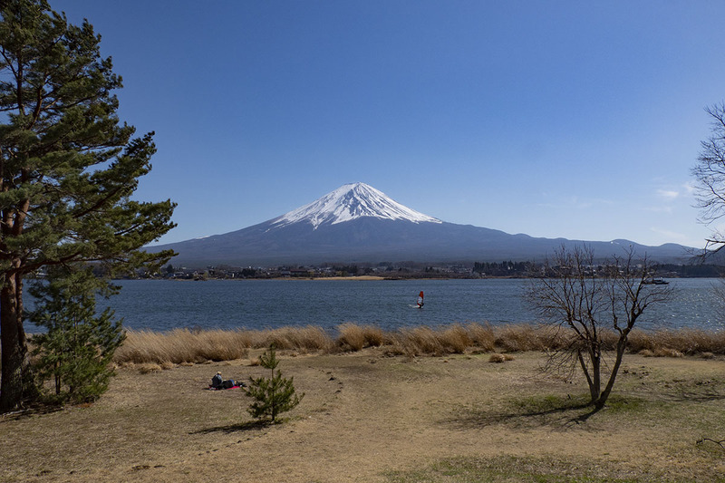 富士山と河口湖。湖を進むセイルボードをアップで見ることもできます。個人情報保護のためボカシを入れる必要が出るほど、詳細に観察できてしまう。