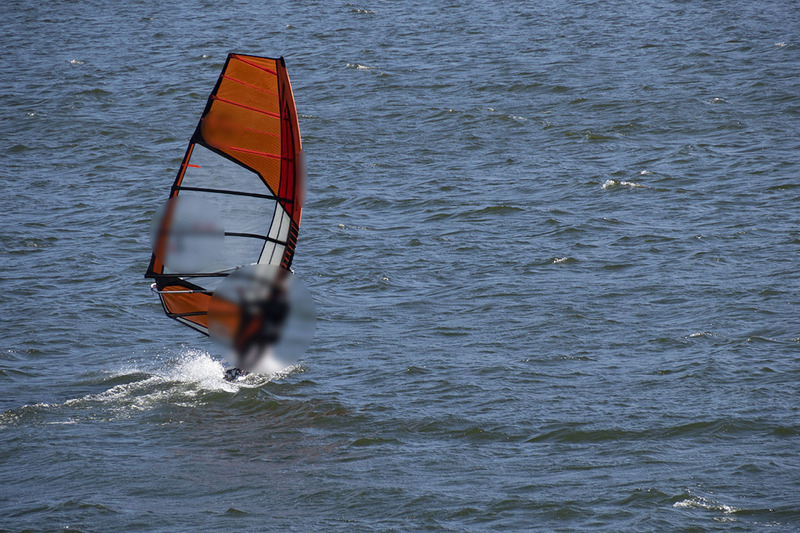 富士山と河口湖。湖を進むセイルボードをアップで見ることもできます。個人情報保護のためボカシを入れる必要が出るほど、詳細に観察できてしまう。