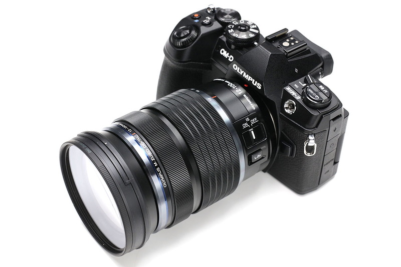 「M.ZUIKO DIGITAL ED 12-100mm F4.0 IS PRO」（<a href="https://olympus-imaging.jp/product/dslr/mlens/12-100_4ispro/" class="strong bn" target="_blank">公式ページ</a>）。2016年11月18日発売のレンズで、35mm換算24～200mm相当の高倍率ズームレンズです。サイズ（最大径×全長）はØ77.5×116.5mmで、質量は561g。メーカー希望税別小売価格17万5000円。高画質でAFも速く、さらにレンズ内手ぶれ補正機構を搭載しつつOM-D E-M1 Mark IIなどのボディ内手ぶれ補正機構と協調動作することで、世界最強レベル6.5段分のブレ補正効果が得られるそうです。非常にイイレンズだと思いますが、ちょっと重めなのが玉に瑕。でも「どれか1本」として選ぶなら、ズーム倍率と画質のバランスが良く、手ブレにメチャ強いこのレンズが第一候補に上がります。