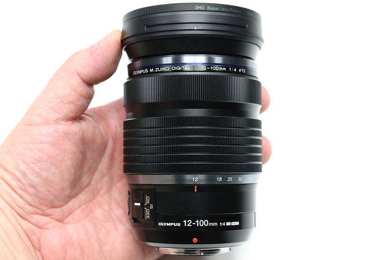 「M.ZUIKO DIGITAL ED 12-100mm F4.0 IS PRO」（<a href="https://olympus-imaging.jp/product/dslr/mlens/12-100_4ispro/" class="strong bn" target="_blank">公式ページ</a>）。2016年11月18日発売のレンズで、35mm換算24～200mm相当の高倍率ズームレンズです。サイズ（最大径×全長）はØ77.5×116.5mmで、質量は561g。メーカー希望税別小売価格17万5000円。高画質でAFも速く、さらにレンズ内手ぶれ補正機構を搭載しつつOM-D E-M1 Mark IIなどのボディ内手ぶれ補正機構と協調動作することで、世界最強レベル6.5段分のブレ補正効果が得られるそうです。非常にイイレンズだと思いますが、ちょっと重めなのが玉に瑕。でも「どれか1本」として選ぶなら、ズーム倍率と画質のバランスが良く、手ブレにメチャ強いこのレンズが第一候補に上がります。