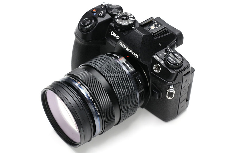 「M.ZUIKO DIGITAL ED 12-40mm F2.8 PRO」（<a href="https://olympus-imaging.jp/product/dslr/mlens/12-40_28pro/" class="strong bn" target="_blank">公式ページ</a>）。2013年11月29日発売のレンズで、35mm換算24～80mm相当の標準ズームレンズです。サイズ（最大径×全長）はØ69.9×84mm、質量は382g。メーカー希望税別小売価格10万7000円。望遠側がちょっと弱いんですが、コンパクトで高画質。カメラボディとのバランスも良く、長く愛用しているレンズです。携帯性も抜群。そしてカッコイイし質感もイイので、ぜひ実物に触れてください！