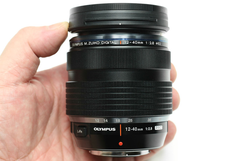 「M.ZUIKO DIGITAL ED 12-40mm F2.8 PRO」（<a href="https://olympus-imaging.jp/product/dslr/mlens/12-40_28pro/" class="strong bn" target="_blank">公式ページ</a>）。2013年11月29日発売のレンズで、35mm換算24～80mm相当の標準ズームレンズです。サイズ（最大径×全長）はØ69.9×84mm、質量は382g。メーカー希望税別小売価格10万7000円。望遠側がちょっと弱いんですが、コンパクトで高画質。カメラボディとのバランスも良く、長く愛用しているレンズです。携帯性も抜群。そしてカッコイイし質感もイイので、ぜひ実物に触れてください！