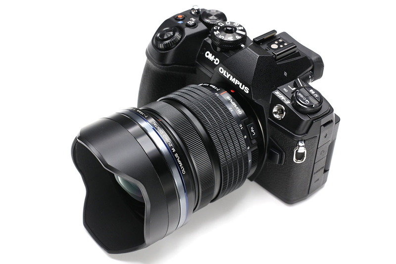 「M.ZUIKO DIGITAL ED 7-14mm F2.8 PRO」（<a href="https://olympus-imaging.jp/product/dslr/mlens/7-14_28pro/" class="strong bn" target="_blank">公式ページ</a>）。2015年06月26日発売のレンズで、35mm換算14～28mm相当で、上記のズームレンズとは性格が異なる「超広角」のズームレンズです。サイズ（最大径×全長）はφ78.9x105.8mm、質量は534g。メーカー希望税別小売価格17万円。キリッとシャープに写る非常に優れた超広角ズームレンズで、筆者は手持ちのズームレンズの中で最も気に入っています。風景や自転車入り風景を撮る時は、必ずと言っていいほど前出のM.ZUIKO DIGITAL ED 12-200mm F3.5-6.3といっしょに携行しています。