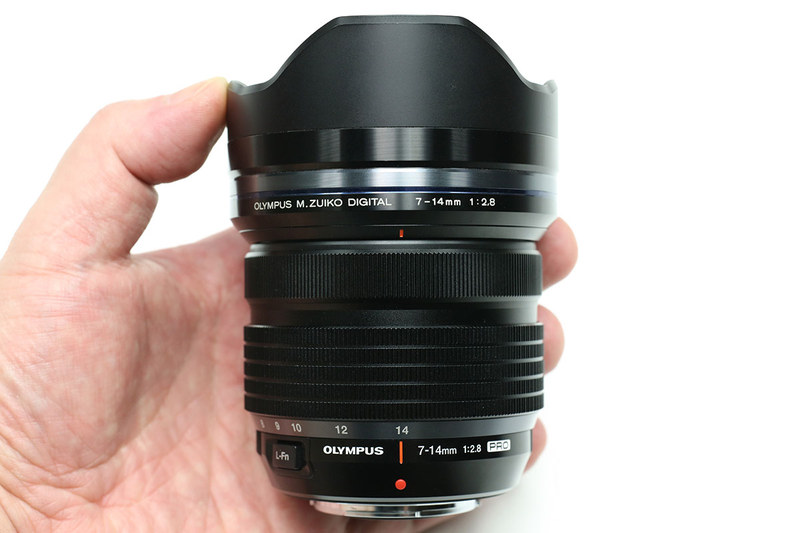「M.ZUIKO DIGITAL ED 7-14mm F2.8 PRO」（<a href="https://olympus-imaging.jp/product/dslr/mlens/7-14_28pro/" class="strong bn" target="_blank">公式ページ</a>）。2015年06月26日発売のレンズで、35mm換算14～28mm相当で、上記のズームレンズとは性格が異なる「超広角」のズームレンズです。サイズ（最大径×全長）はφ78.9x105.8mm、質量は534g。メーカー希望税別小売価格17万円。キリッとシャープに写る非常に優れた超広角ズームレンズで、筆者は手持ちのズームレンズの中で最も気に入っています。風景や自転車入り風景を撮る時は、必ずと言っていいほど前出のM.ZUIKO DIGITAL ED 12-200mm F3.5-6.3といっしょに携行しています。