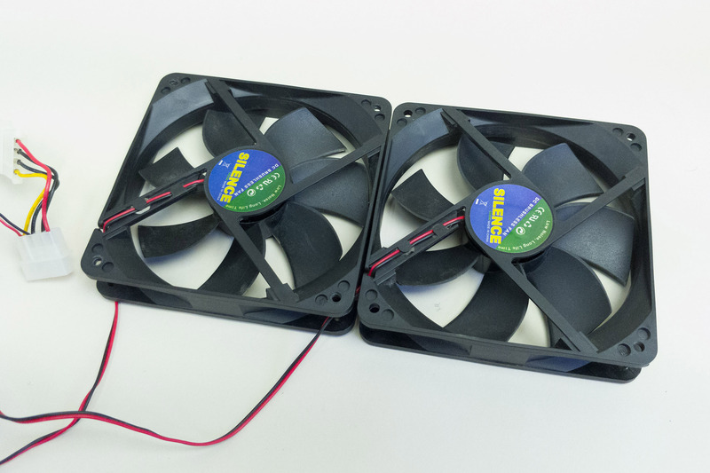 PCをバラしたときに余ったPCケース用ファン×2
