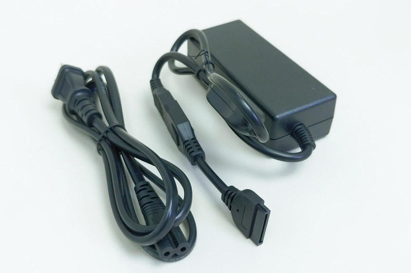 UD-ACDC100NS。わりと大きめ