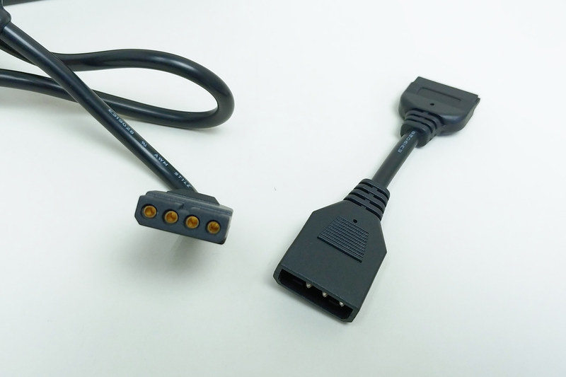 SATAの電源に変換するアダプタも付属する