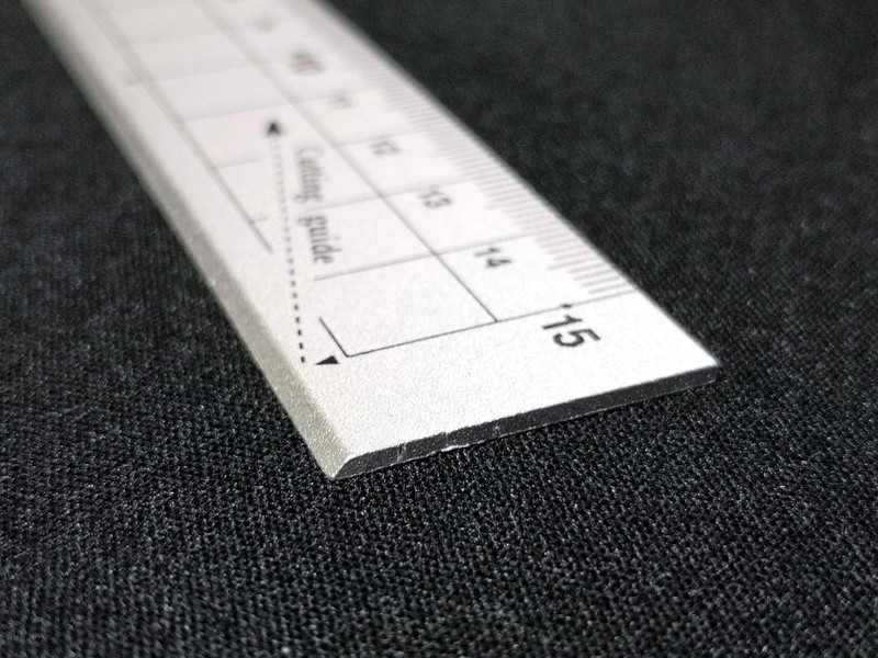 向かって左側の面が45度でエッジ処理されており、紙を切るときに重宝する。指をきつく当てて何度もこすってみたが特にけがをするほど薄くはないのでうっかり触っても問題はなさそうだ。