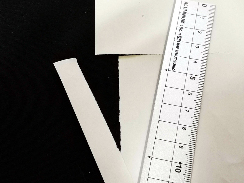 コピー用紙で試してみる。水平な切れ目は思ったよりもきれいだ。短冊状に切ってみた縦の切れ目だが、こちらは力の入れ方に工夫が必要だ。エッジの方向に引っ張るようにしないと綺麗に切れないのだが引っ張る紙の幅が短いとそちらが千切れてしまわないか気になって切り口は少々微妙な結果に。ここは慣れが必要かも。ただ鋏が無くてもここまでできるのは便利だろう。