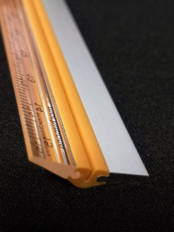 このゴムのリブに左右異なる素材のパーツがはめ込まれており、また滑り止めにもなっている。