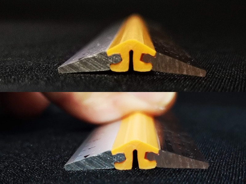 このように上から押さえると通常少し浮き上がっているゴムのリブが少し開き計る側にぴったり張り付くことで滑り止め効果を発揮する。力はそれほど必要ないが、滑り止め効果は紙が相手なら十分ある。